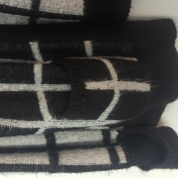 Neiman Marcus fuzzy cardigan with pockets - Picture 3 of 10